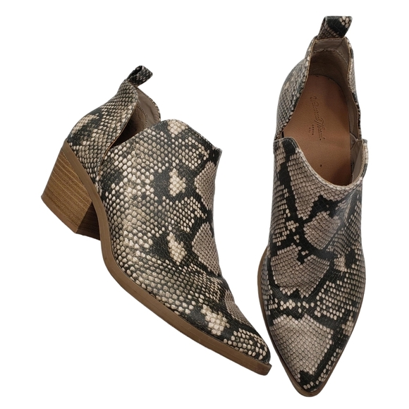 Universal Thread | Cream Gray Snake Vegan Pointed Toe Ankle Booties Women's 7.5 - Picture 1 of 13